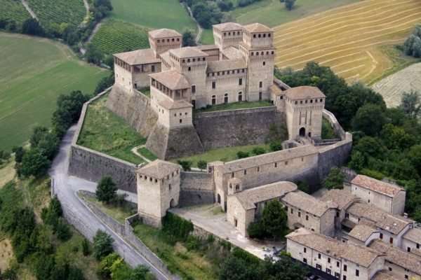 From Torrechiara castle to a winery for a tasting