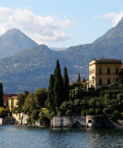 Full day private tour on Lake Como: Varenna