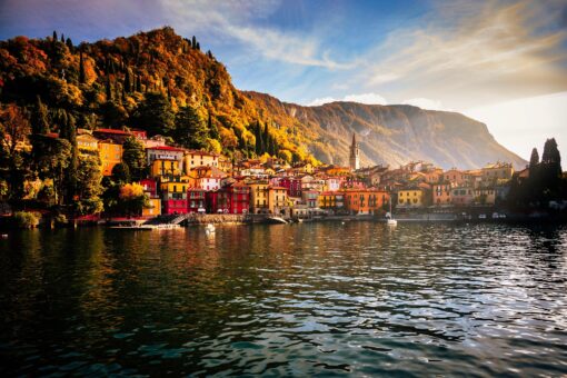 Discovering Lake Como small village: Varenna by foot and boat