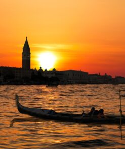 Romantic sunset gondola ride in Venice with aperitif and serenade onboard