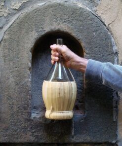 Street food and wine among the "buchette del vino" in Florence