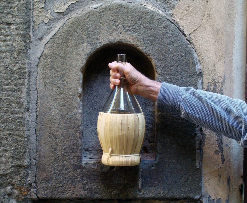 Street food and wine among the "buchette del vino" in Florence
