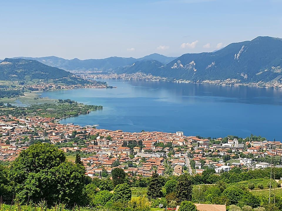 Franciacorta Sparkling Journey: Private Sommelier & Historic Palace Tasting