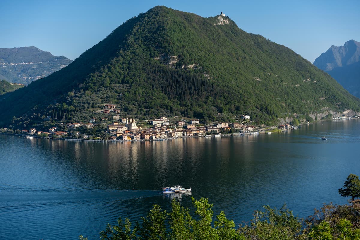 Lake Iseo by Private Boat: Villages, Montisola & Wine Tasting
